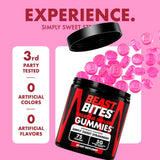 BEAST BITES gominola en mano junto a pesas para conveniencia preentreno
