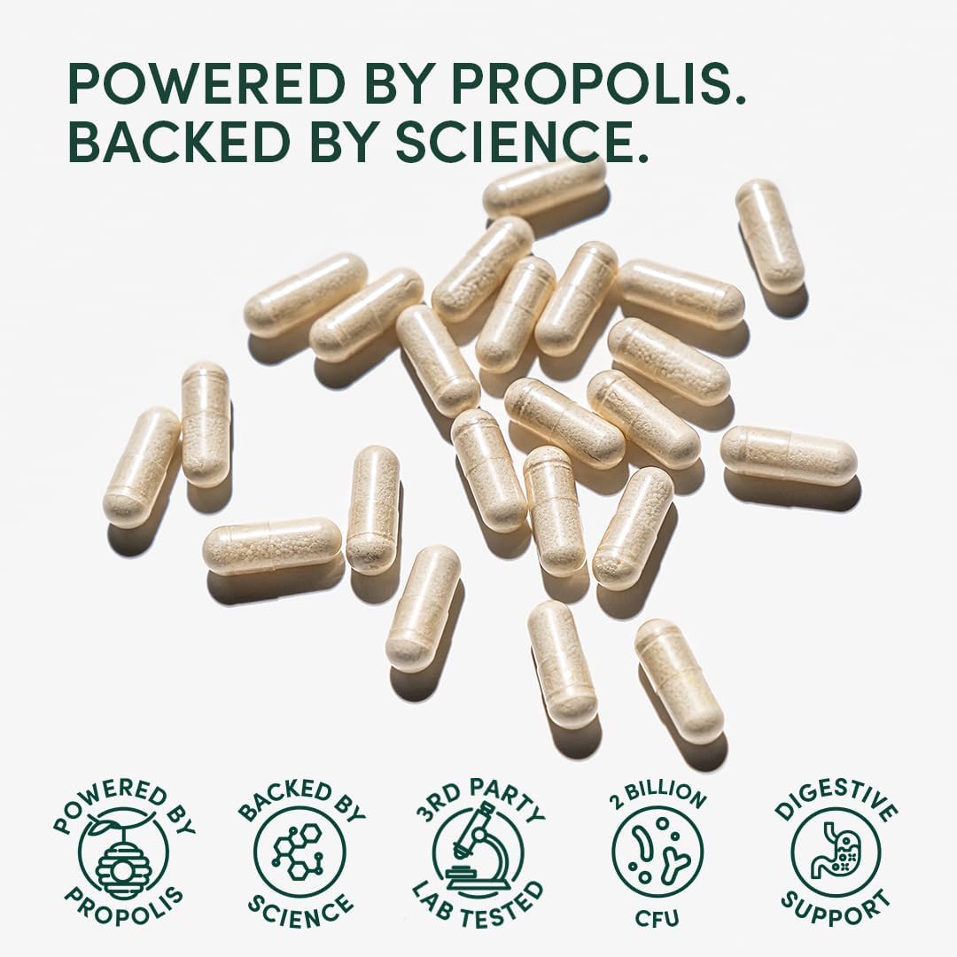 Beekeeper's Naturals cápsulas en mano para apreciar tamaño y dosificación