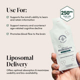Beekeeper's Naturals vertiendo sobre liposomal en un vaso para absorción rápida