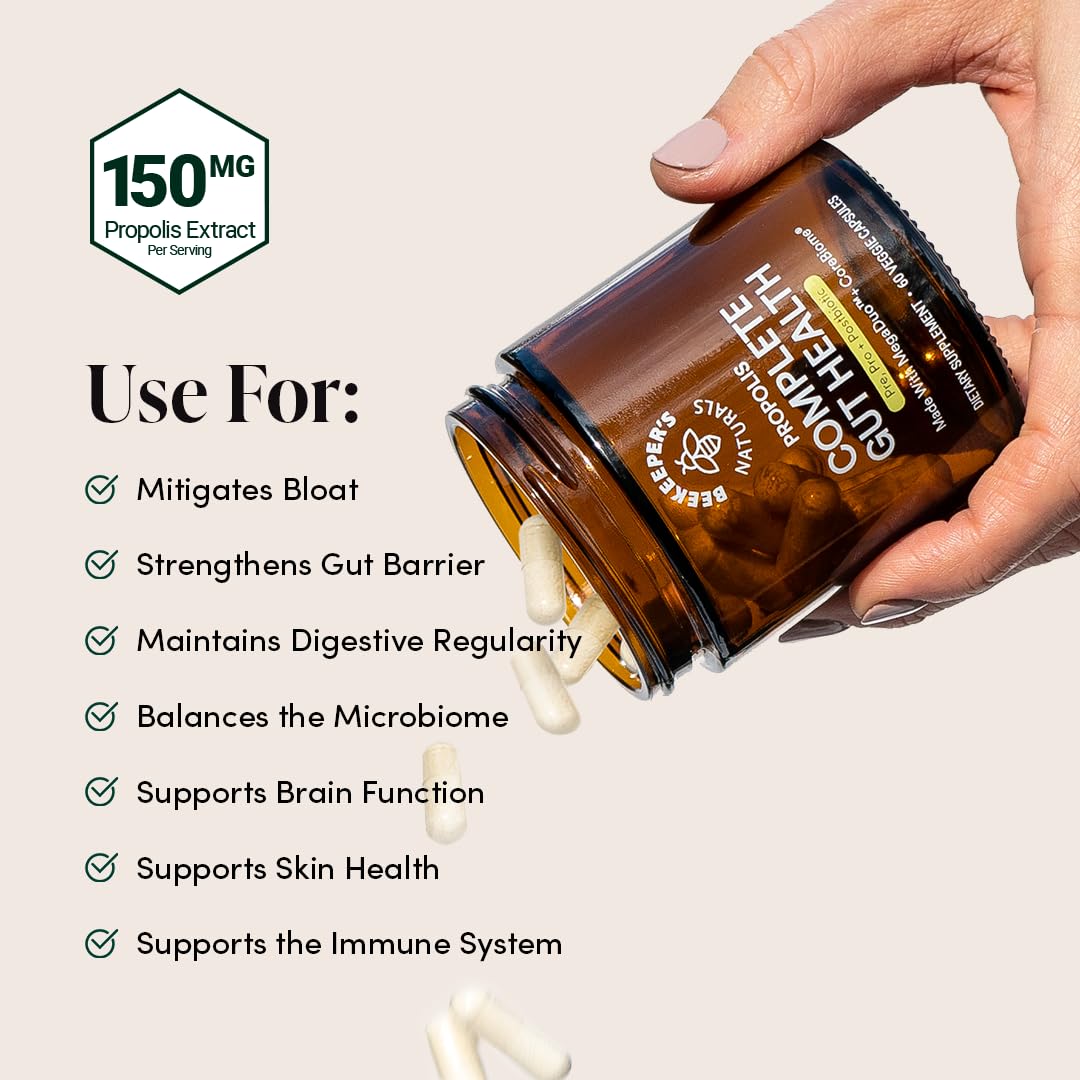 Beekeeper's Naturals cápsula en mano mostrando escala y facilidad de ingestión