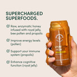 Beekeeper's Naturals apicultor en apiario que transmite prácticas sostenibles