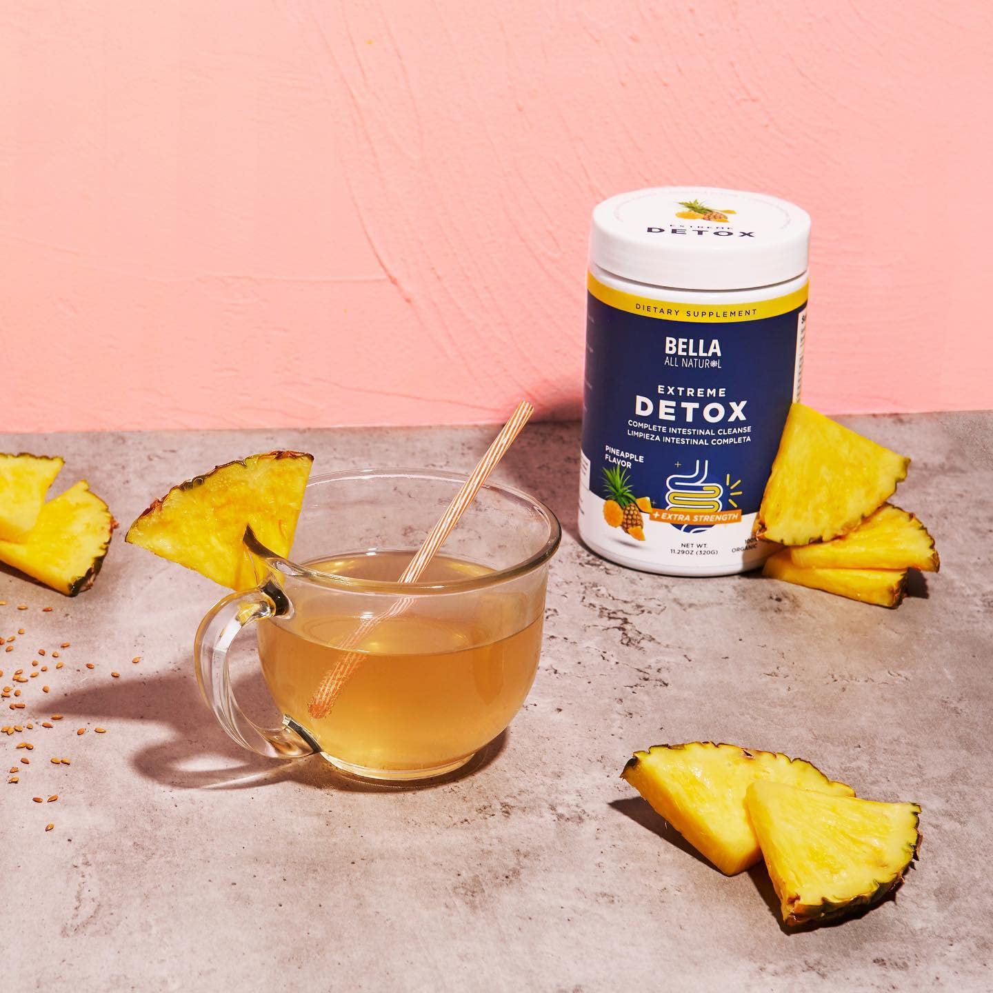 Bella All Natural junto a piña para comparar tamaño y contenido natural