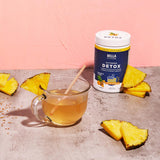 Bella All Natural junto a piña para comparar tamaño y contenido natural