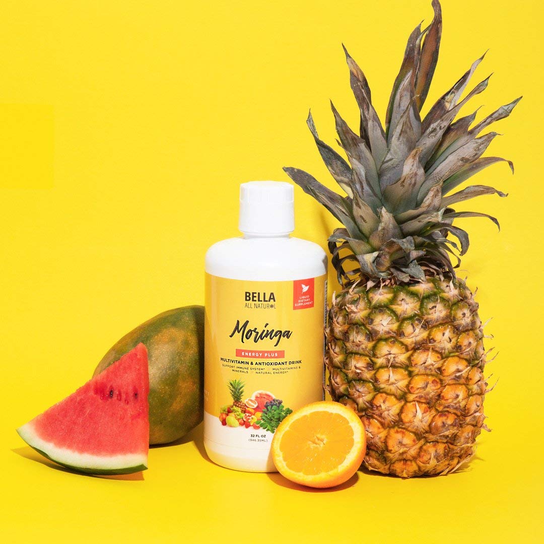 Bella All Natural botella junto a un desayuno saludable para energía matutina