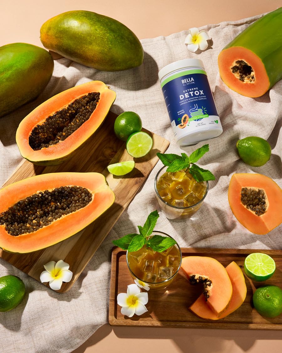 Bella All Natural frasco junto a una mano para comparar tamaño práctico