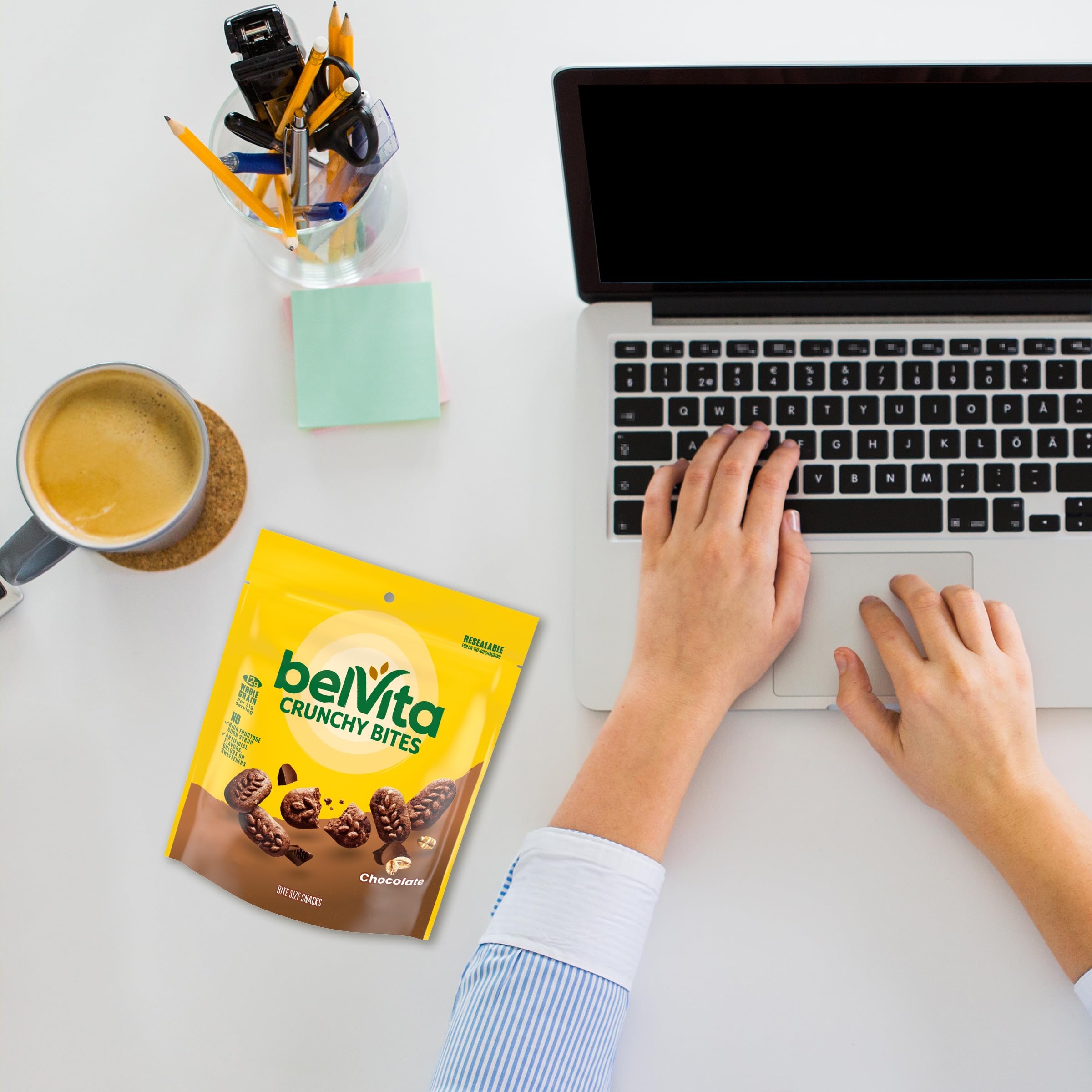 belVita bocados en mano para comparar tamaño y porción práctica