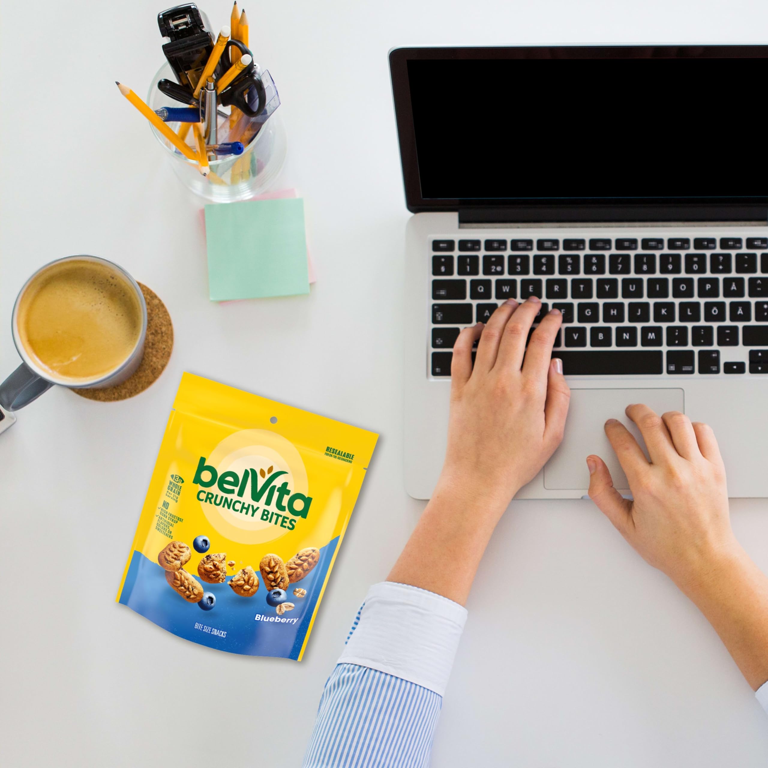 belVita bocado servidos con yogur para un desayuno equilibrado