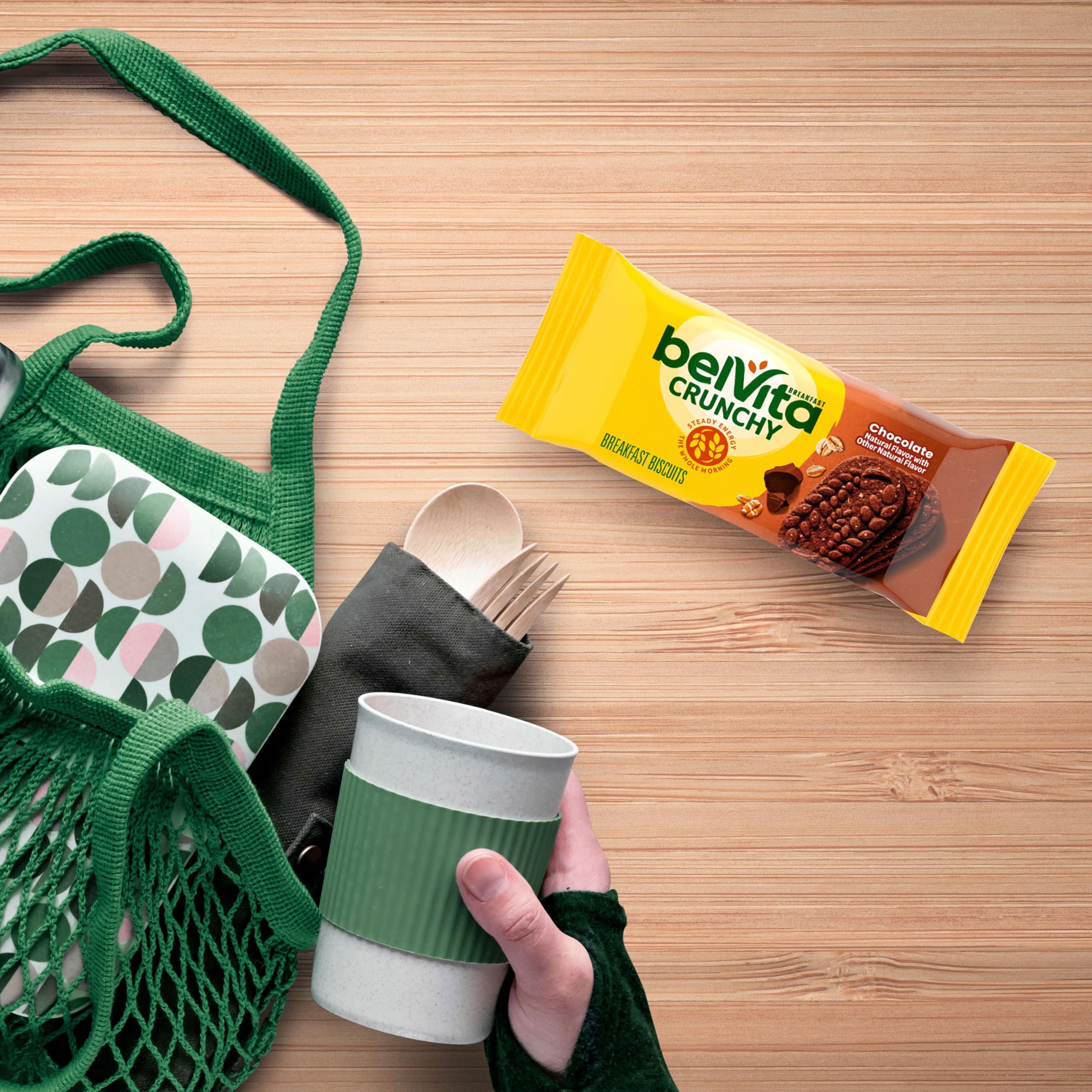 belVita presentación en mesa de desayuno con café, opción rápida y sabrosa