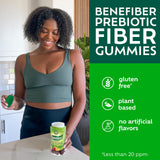 Envase y gomitas Benefiber sobre mesa en ambiente cotidiano, uso diario fácil