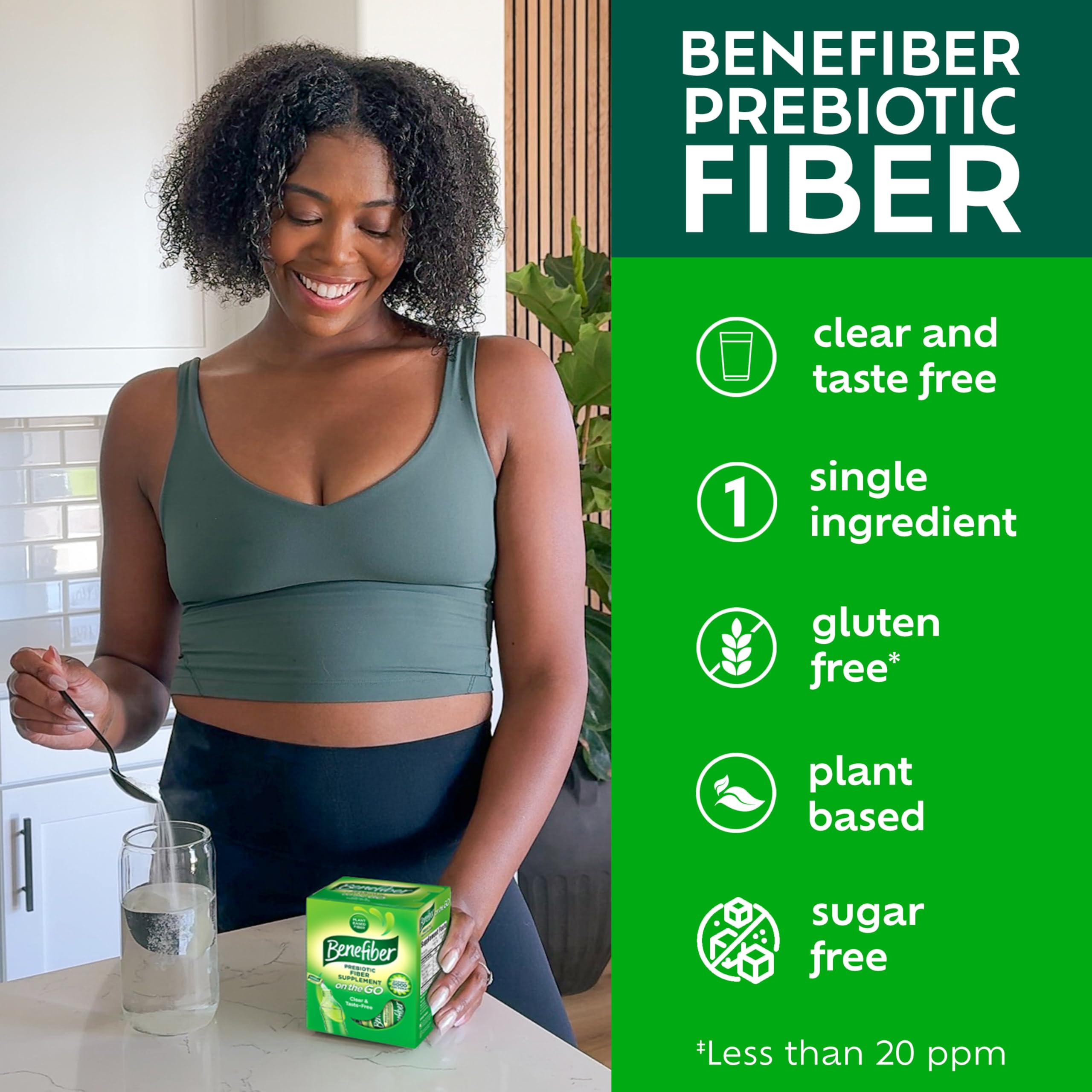 Comparación de tamaño Benefiber con una mano para ver escala del sobre