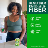 Benefiber caplets dentro de un bolso demostrando portabilidad y conveniencia