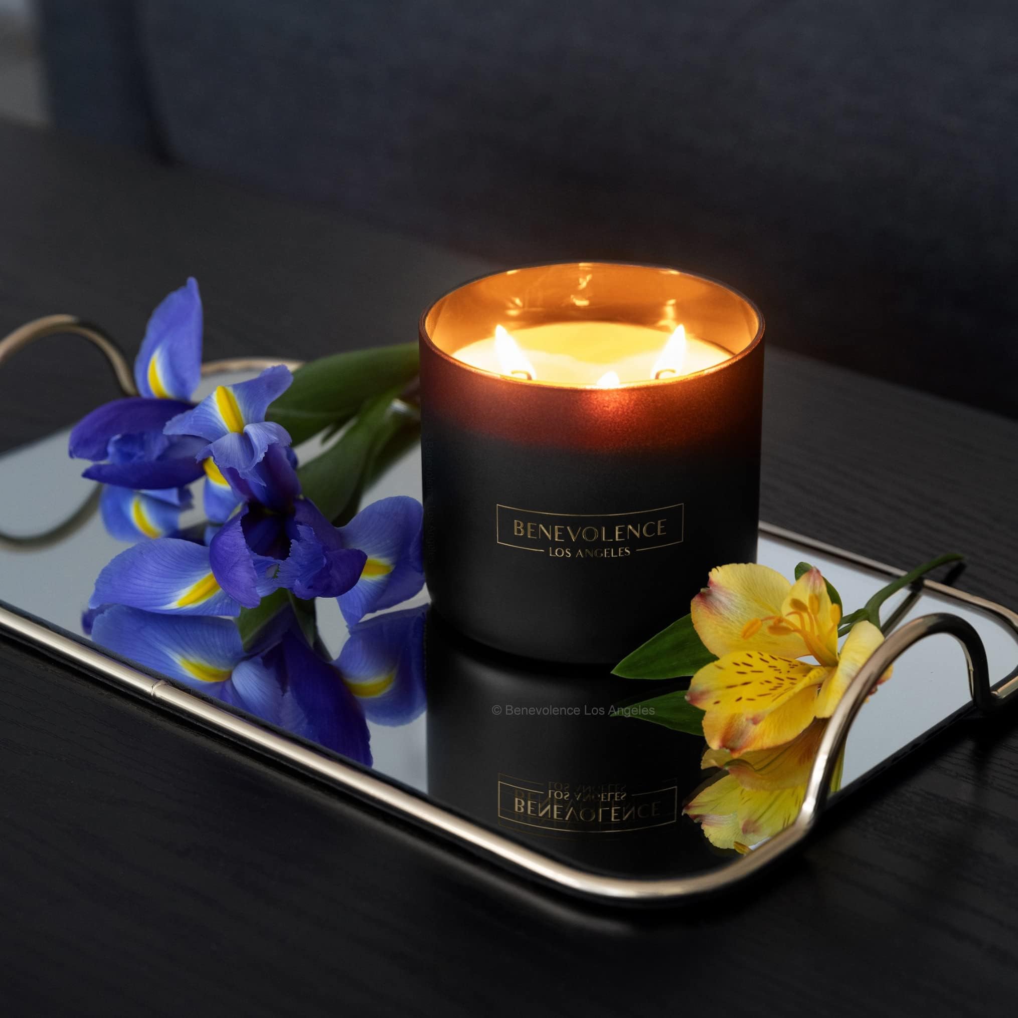Benevolence LA vela encendida en salón crea ambiente acogedor