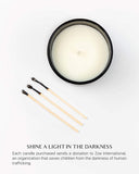 Benevolence LA vela encendida creando ambiente cálido y aroma percibible
