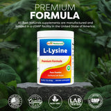 Comparación de tamaño de Best Naturals Lysine Powder con una mano para escala