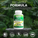 Best Naturals producto en mano para comparar escala y demostrar tamaño real de las cápsulas