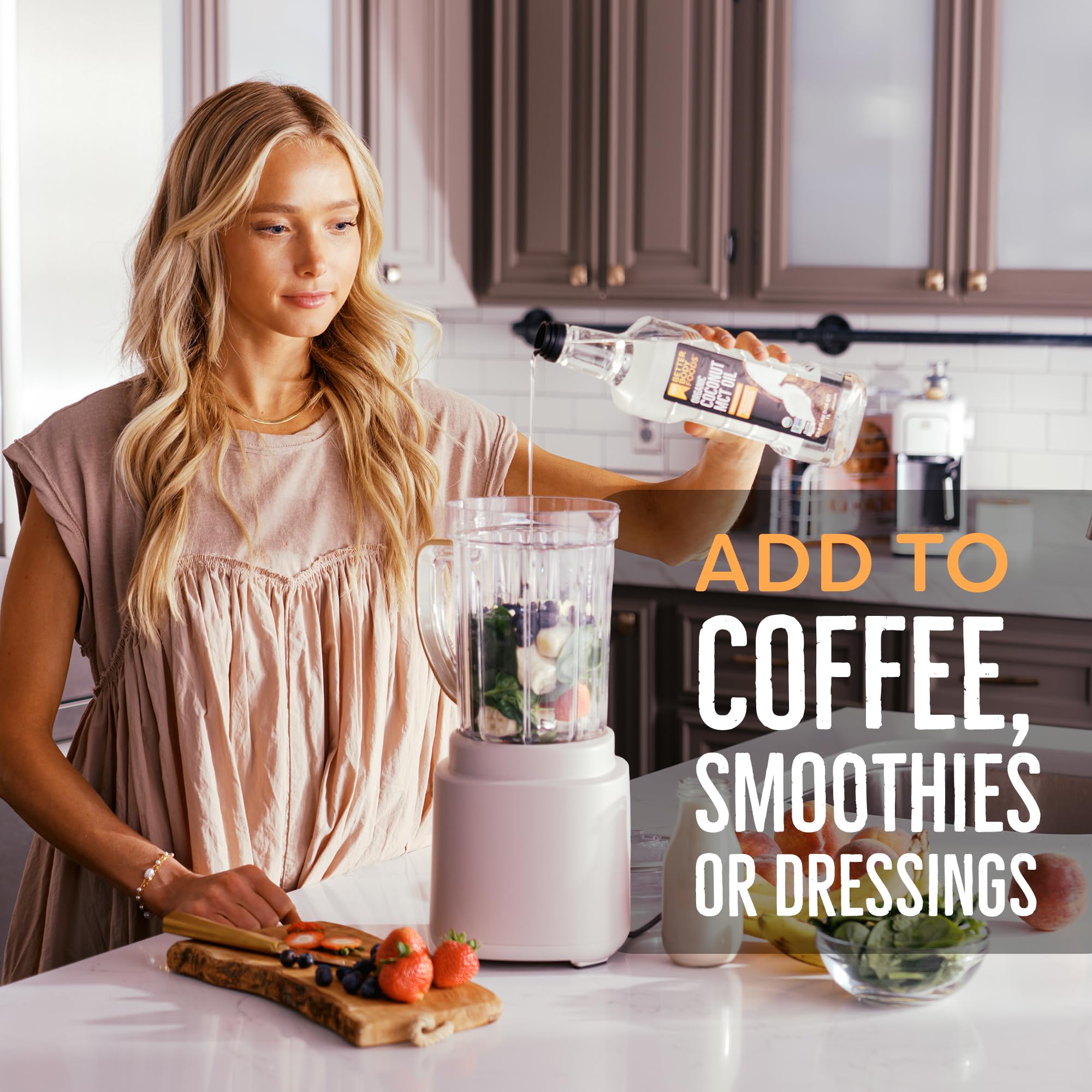 BetterBody Foods aceite MCT vertiéndose en café para energía rápida