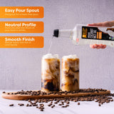 BetterBody Foods botella junto a ensalada, añade grasa saludable sin sabor a coco