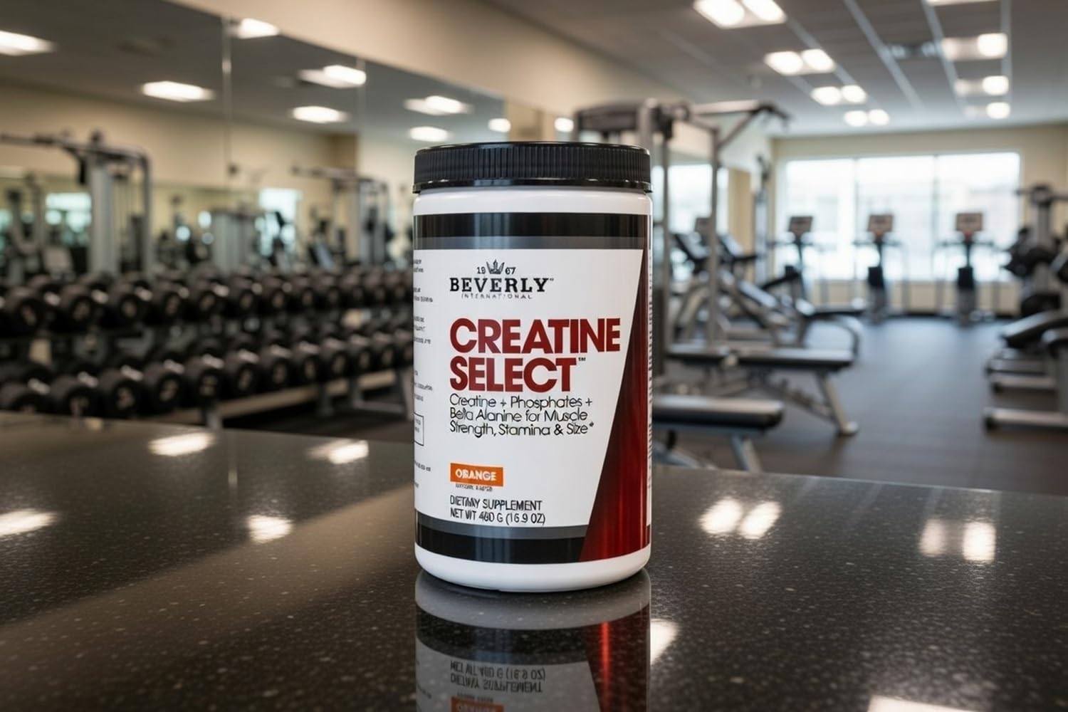 Beverly International bote de Creatine Select junto a botella de agua mostrando uso fácil