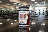 Beverly International bote de Creatine Select junto a botella de agua mostrando uso fácil