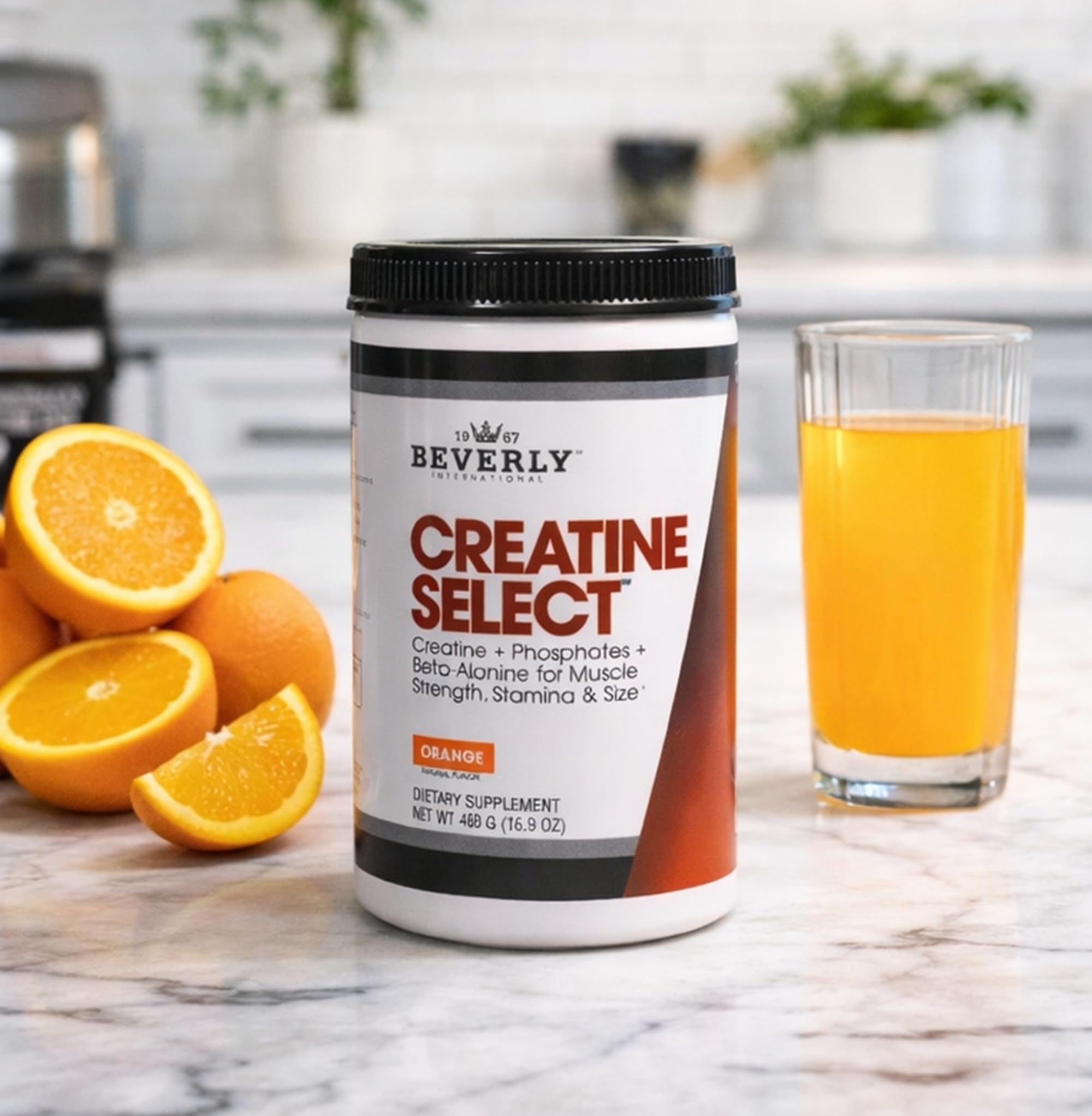 Beverly International deportista mezclando Creatine Select antes de entrenar para más fuerza