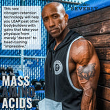 Beverly International Mass Amino en bolsa de gimnasio demostrando uso diario