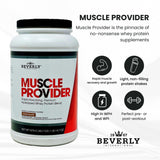Beverly International atleta tomando Muscle Provider en gimnasio, apoya recuperación muscular