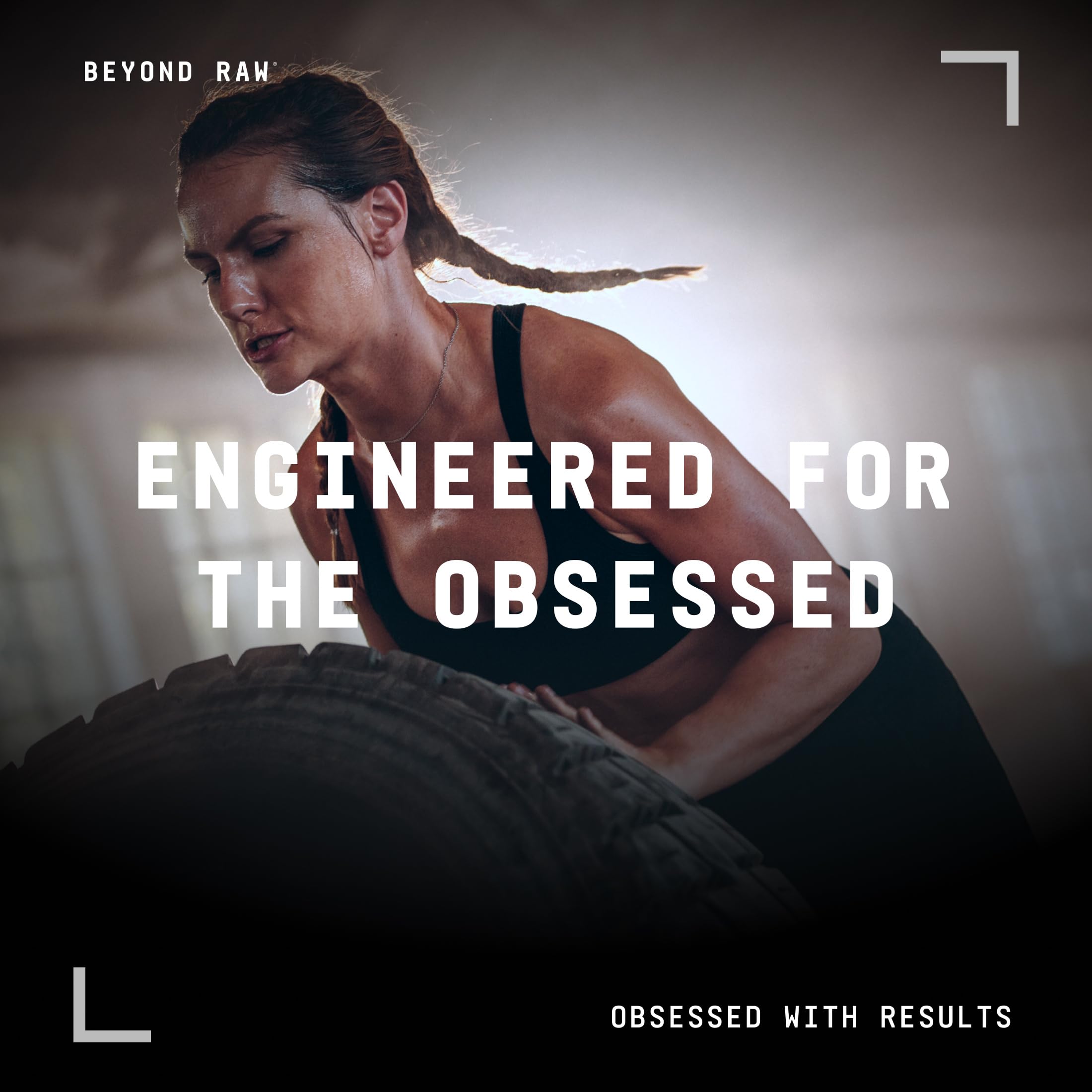 BEYOND RAW producto junto a toalla en gimnasio, útil para entrenar