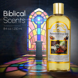 Bible Land Treasures botella en mano durante unción, demuestra control y seguridad