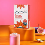 Bio-Kult Boosted bote junto a una maleta, ideal para llevar de viaje y mantener rutina