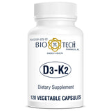 Bio-Tech D3-K2 cápsula en mano para comparar tamaño y facilidad de ingestión