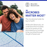 Biocidin frasco en cocina junto a alimentos grasos para contexto dietario