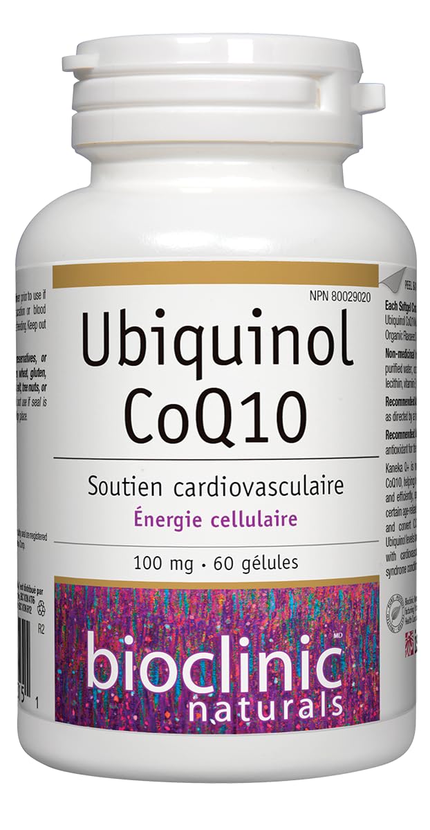 Bioclinic Naturals softgel en mano mostrando tamaño y facilidad