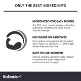 BioEmblem cuchara llena de creatina micronizada lista para medir