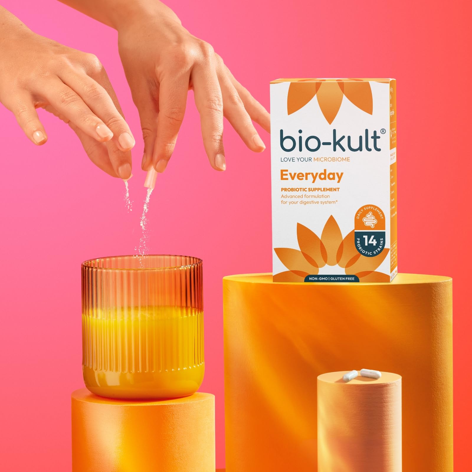 Bio‑Kult cápsula en mano para ver tamaño y facilidad de ingestión