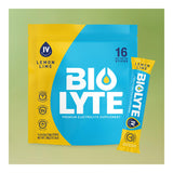 BIOLYTE bebida en vaso junto a toalla, evocando recuperación y reposición