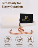 BioMag brazalete en atuendo formal complementando look de noche con sutileza