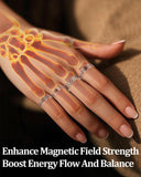 BioMag anillo en pulgar en ambiente cotidiano, accesorio cómodo