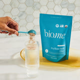 Bio.me frasco junto a objetos para comparar tamaño y conveniencia