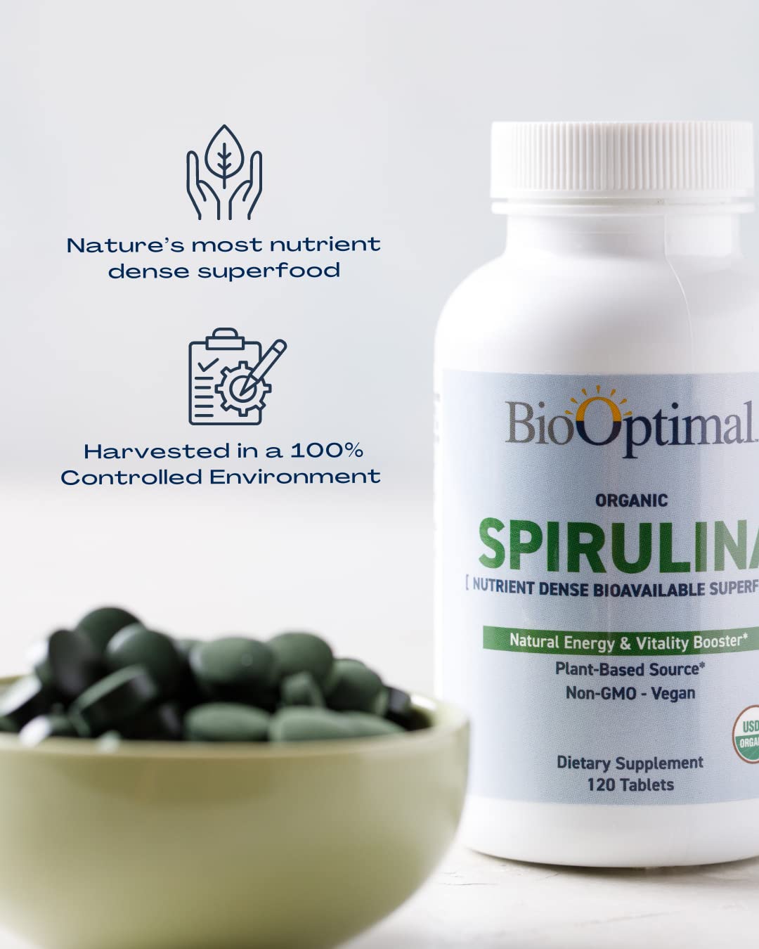 Polvo de spirulina orgánica usado para fabricar tabletas BioOptimal, origen natural visible