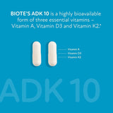Biote ADK 10 cápsulas en una mano para ilustrar tamaño y facilidad de uso