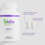 Biote ADK 5 cápsulas en mano ilustrando facilidad de uso