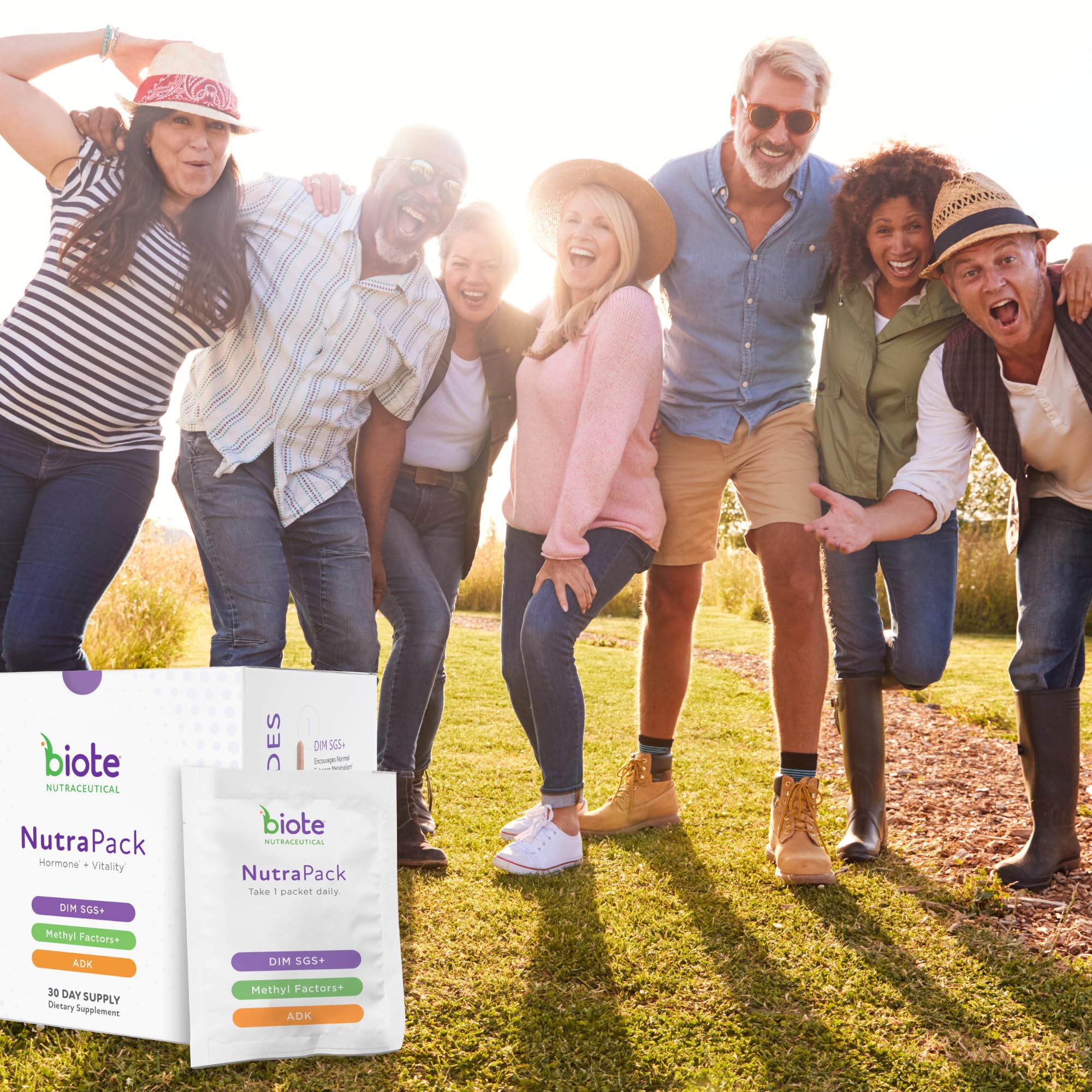 Biote NutraPack persona abriendo un sobre, ilustrando facilidad de uso diario
