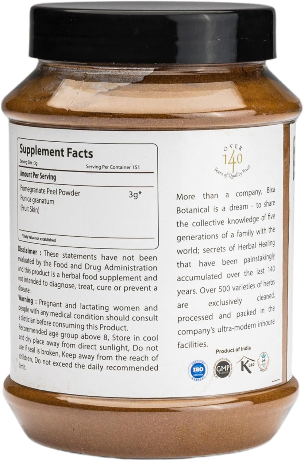 bixa BOTANICAL persona aplicando mascarilla facial para cuidado natural