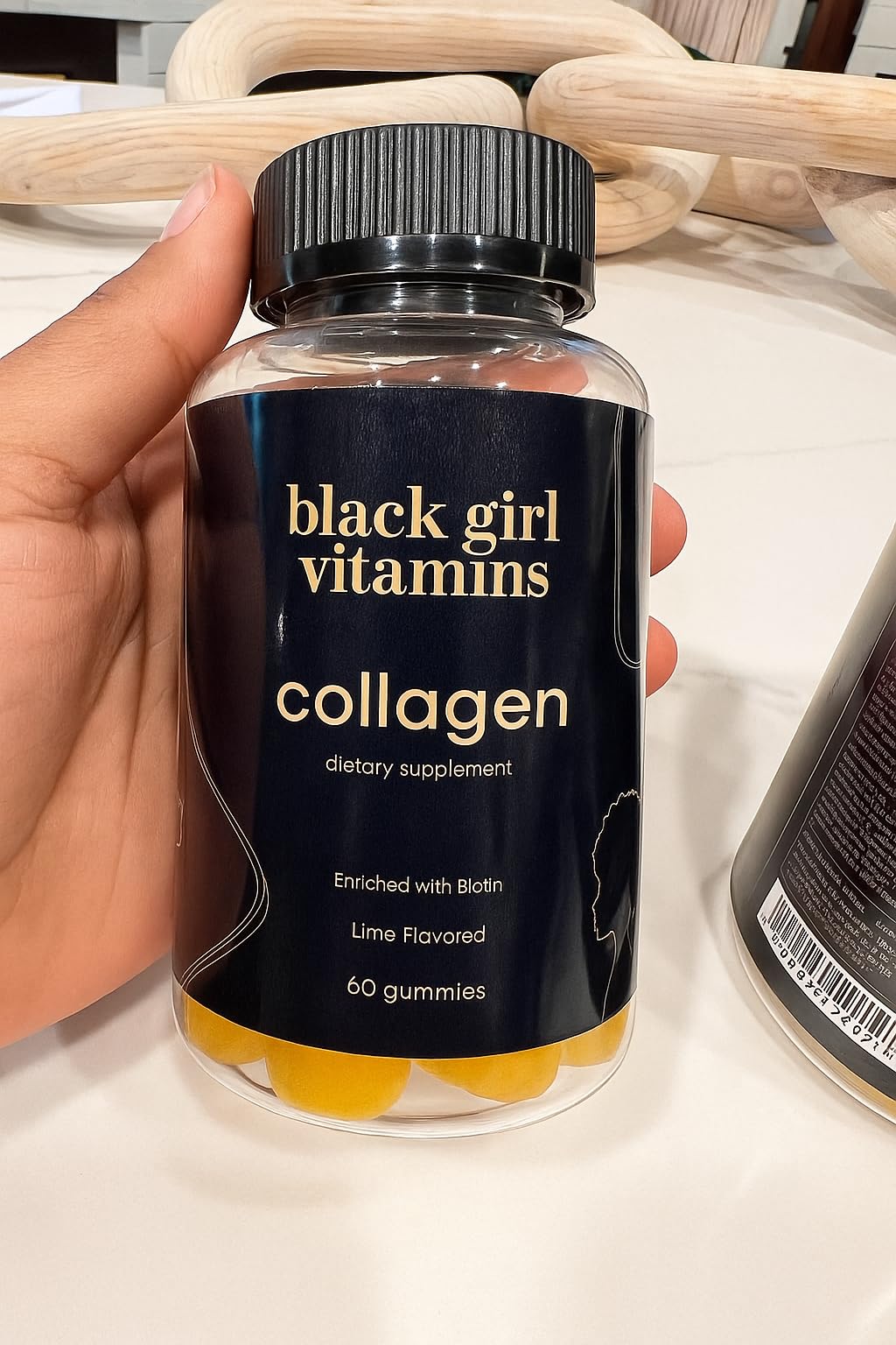 Black Girl Vitamins comparación de tamaño de gomita junto a monedas