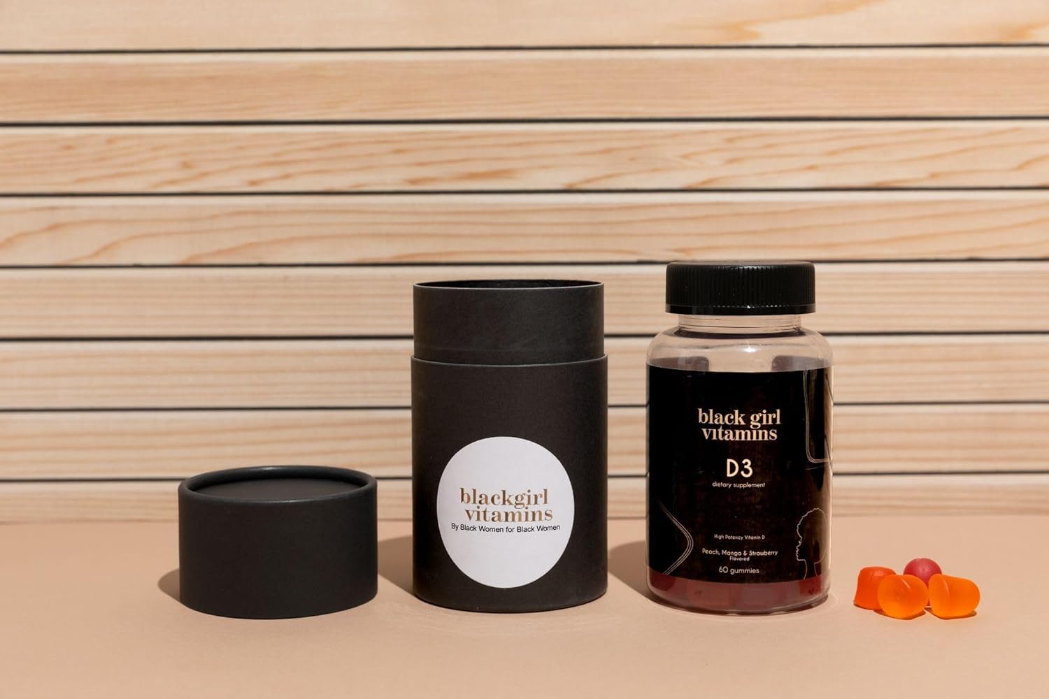 Gomineta Black Girl Vitamins en mano para comparar tamaño y conveniencia