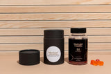 Gomineta Black Girl Vitamins en mano para comparar tamaño y conveniencia