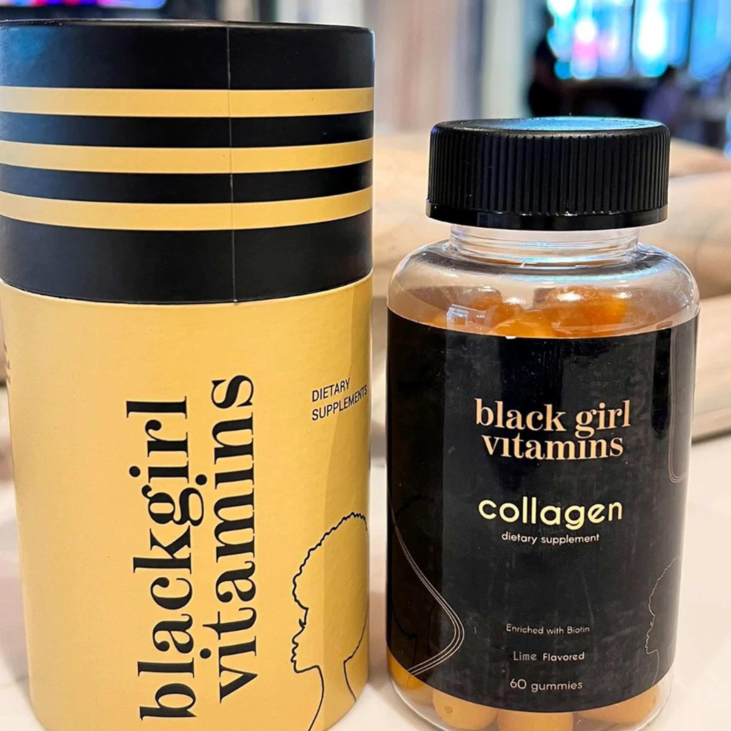 Black Girl Vitamins botella en mesa de baño como complemento diario