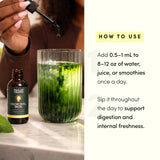 Black Girl Vitamins mezcla en smoothie demostrando uso diario práctico