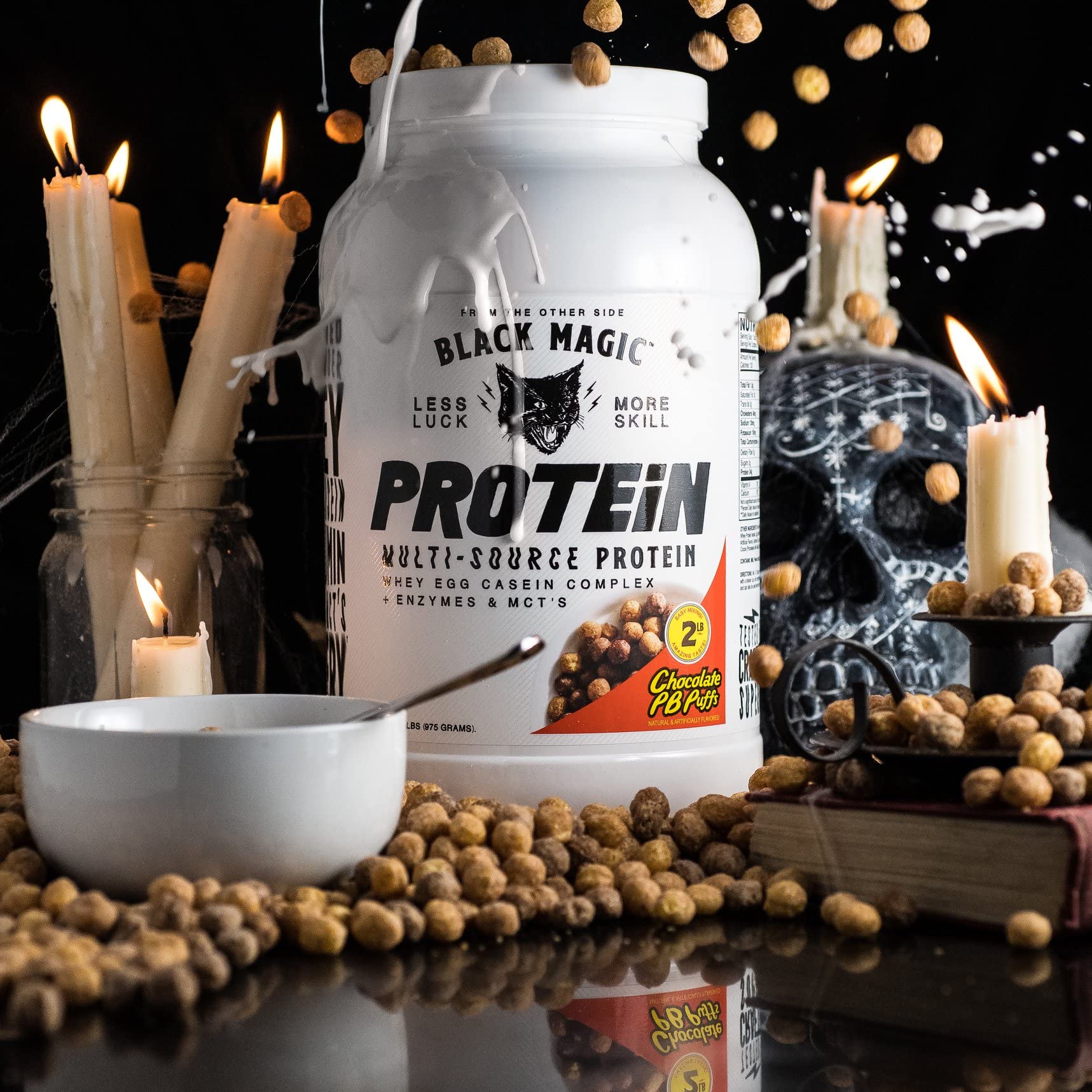 Detalle de la textura en polvo de Black Magic Protein que facilita mezcla rápida