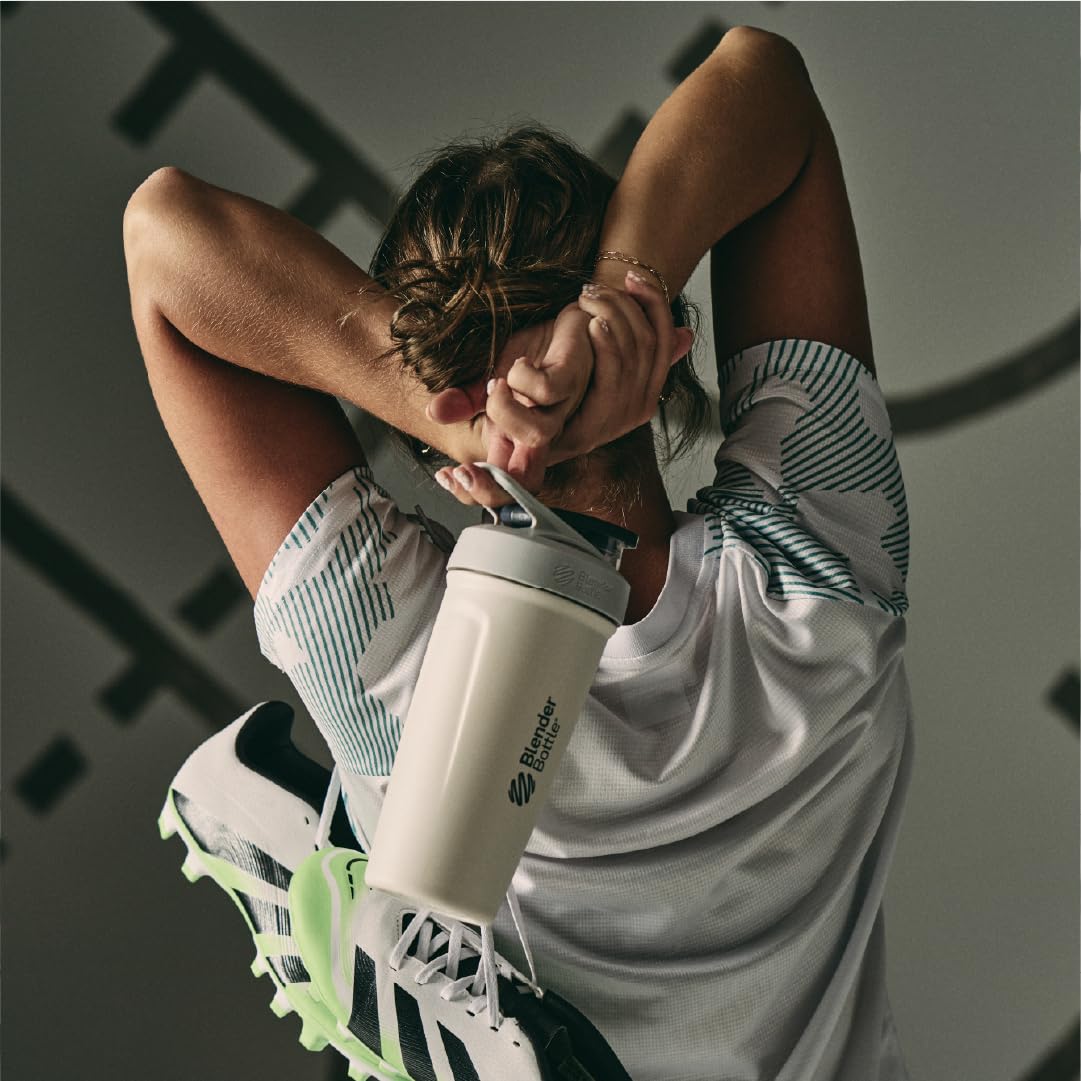 BlenderBottle en ambiente de gimnasio conservando bebida fría